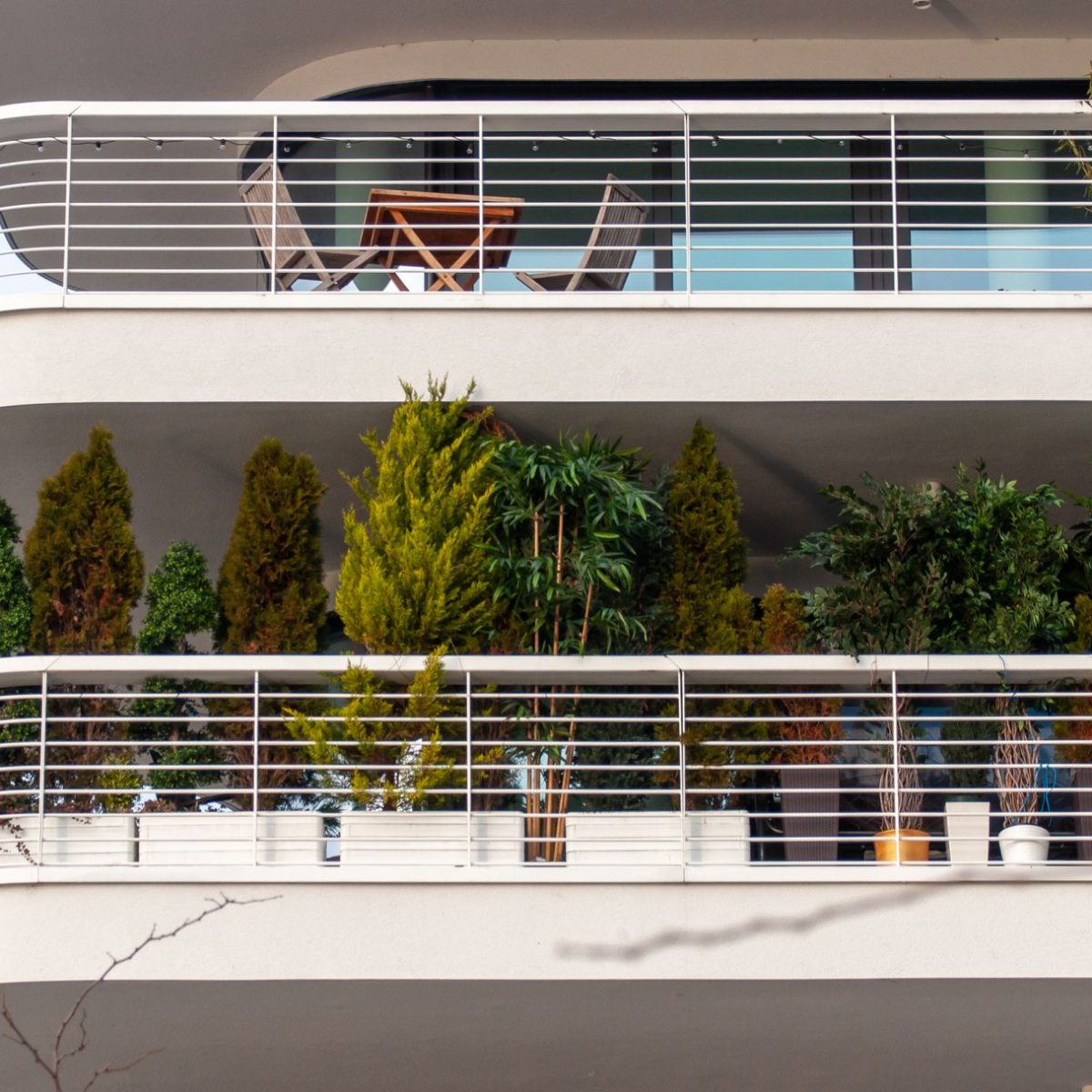 Balcon amenage avec mobilier et plantes