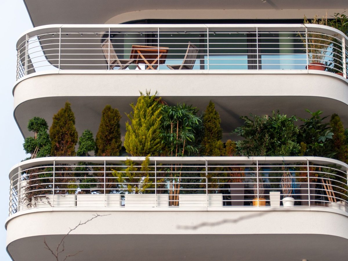 Balcon amenage avec mobilier et plantes