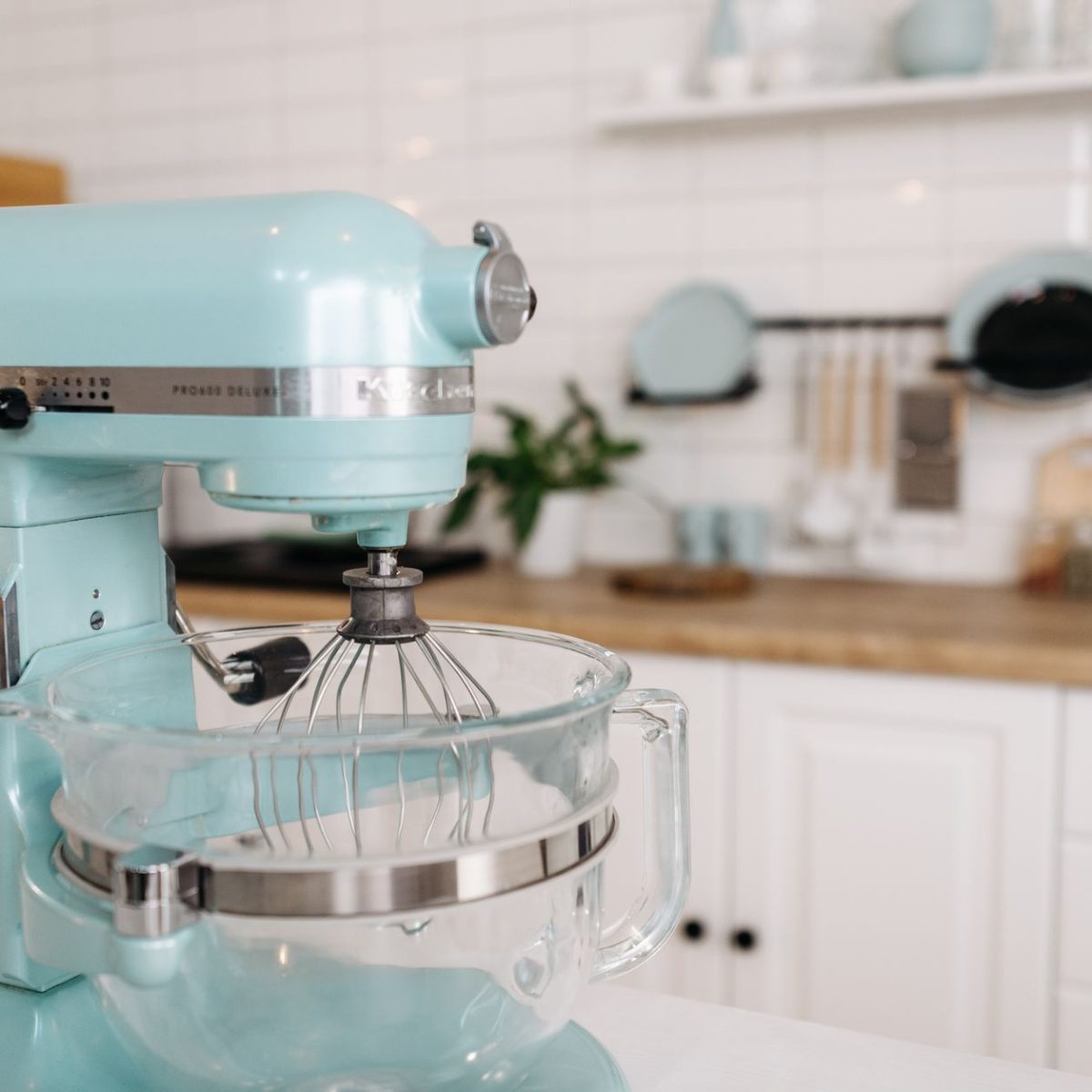 Robot patissier dans une cuisine
