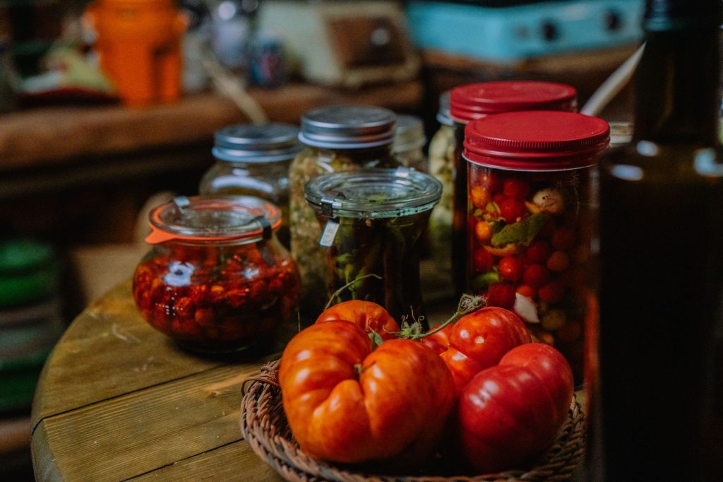 Comparer méthodes pour réutiliser bocaux en verre en cuisine