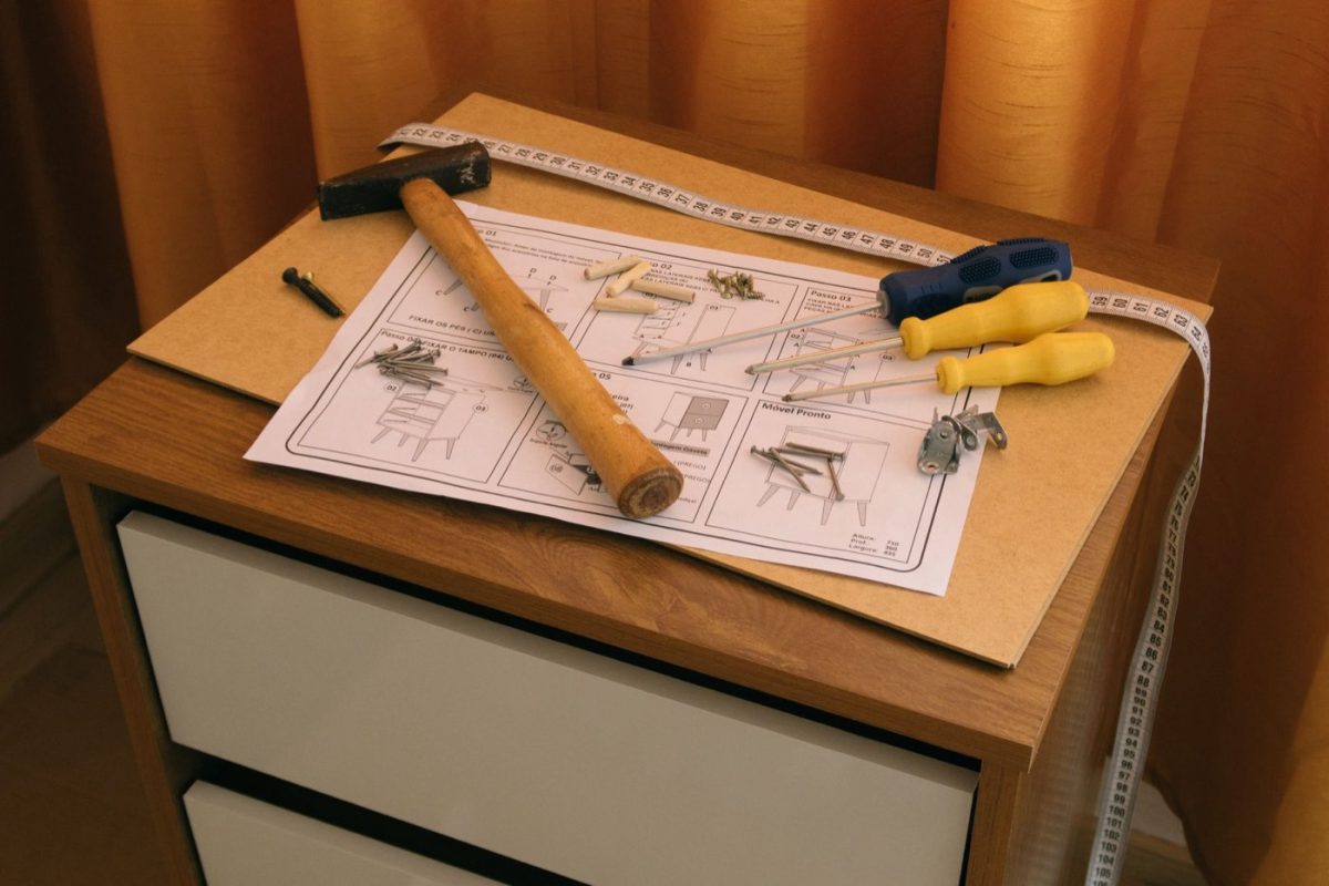 Réparer une porte coulissante de meuble : étapes et outils