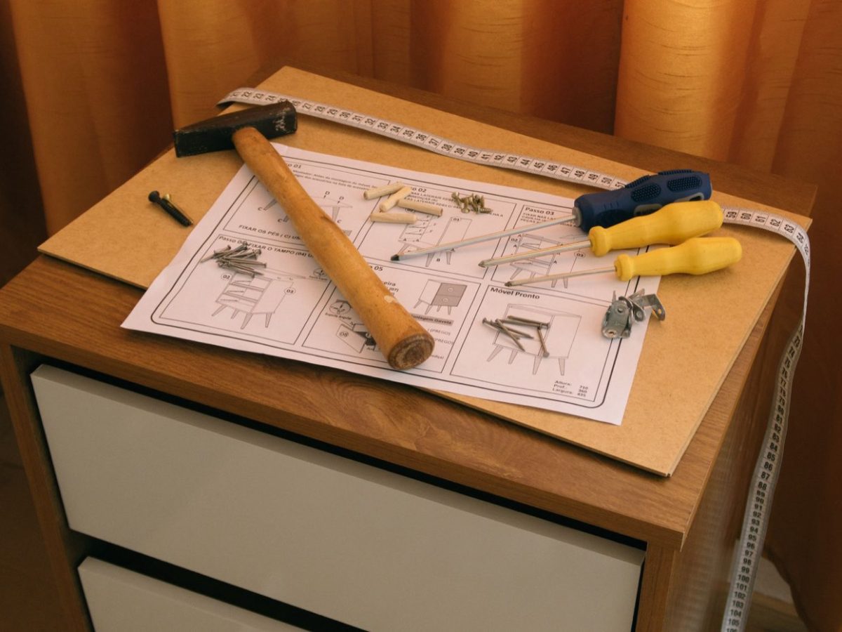 Réparer une porte coulissante de meuble : étapes et outils