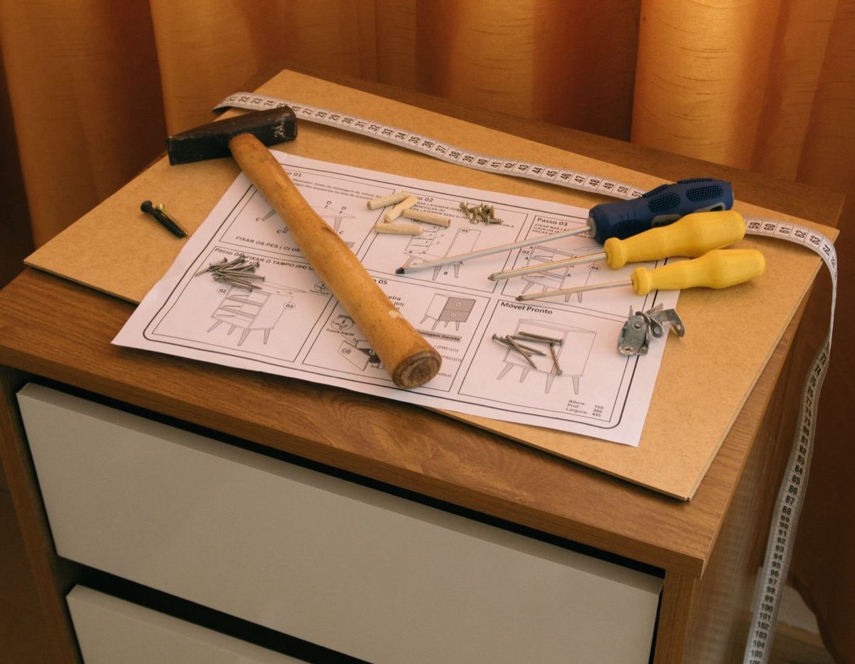 Réparer une porte coulissante de meuble : étapes et outils