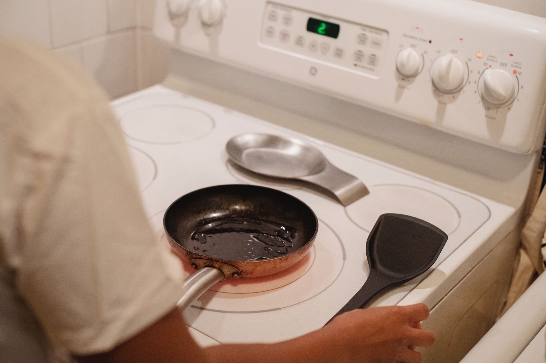 Poêle en acier vs poêle à revêtement céramique : comparatif
