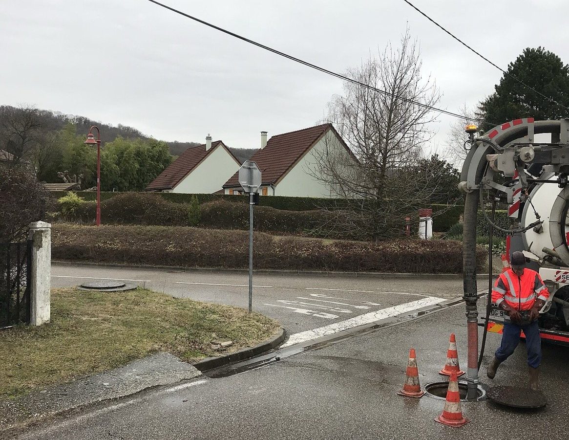 Tampon de fosse septique dans l'herbe, terrain d'une maison individuelle
