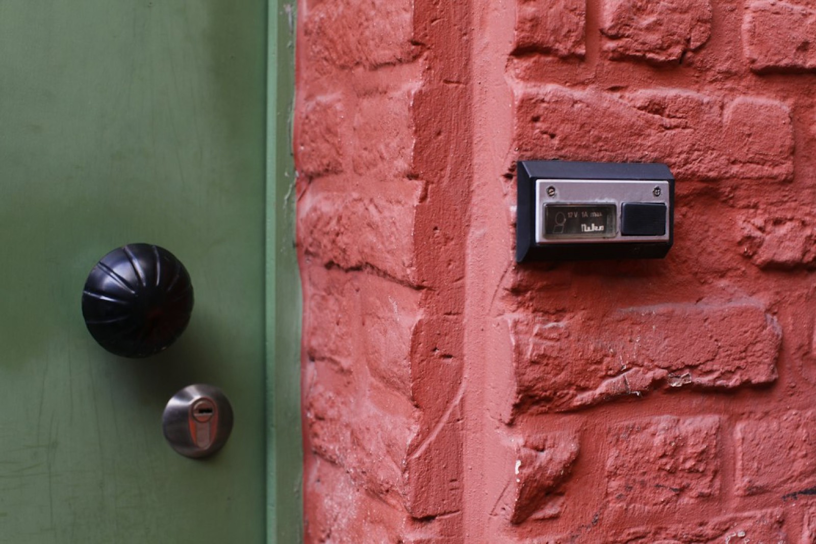 Installation d'un détecteur de porte sans fil pour alarme maison
