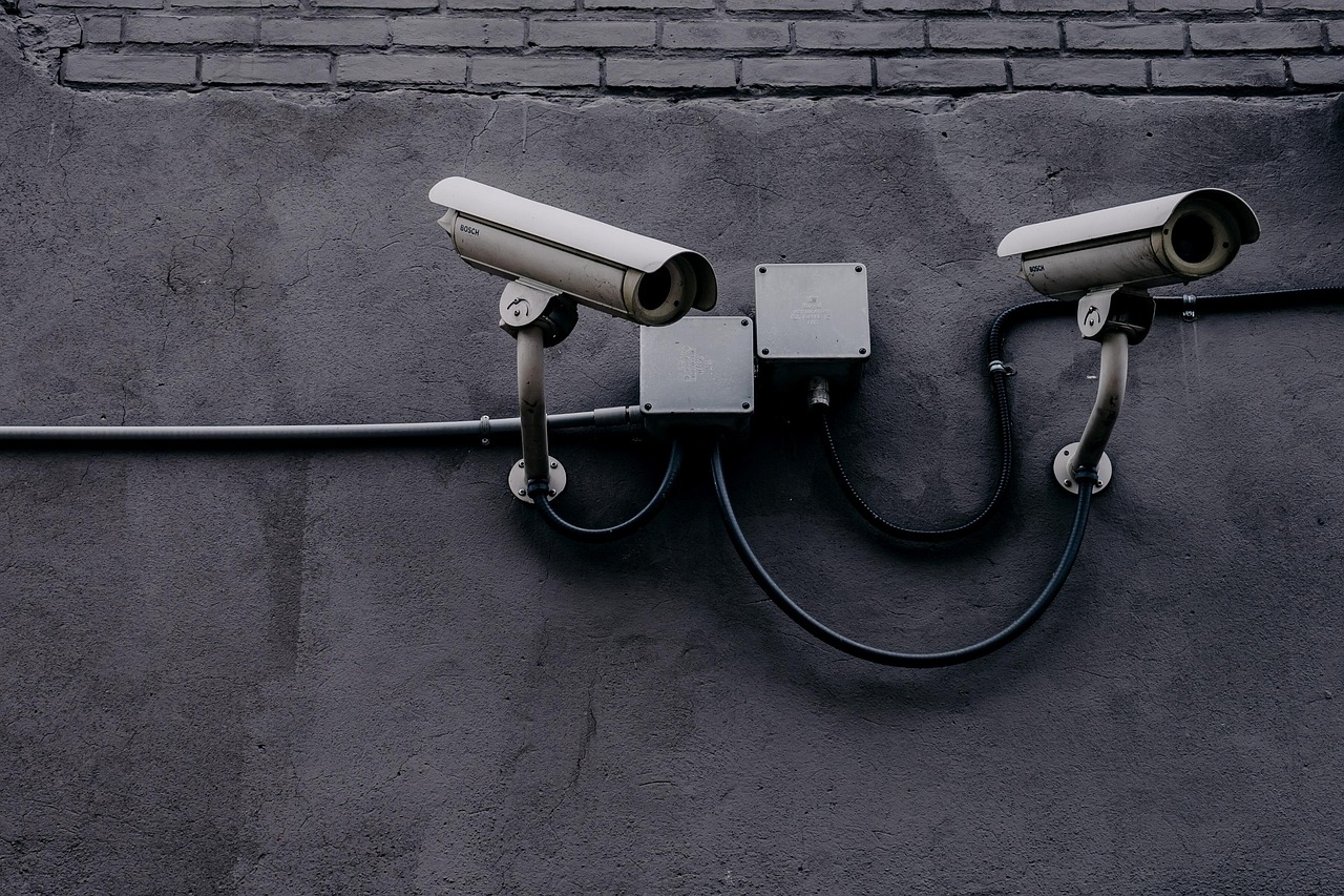 Caméras de surveillance fixées sur le mur extérieur d'une maison