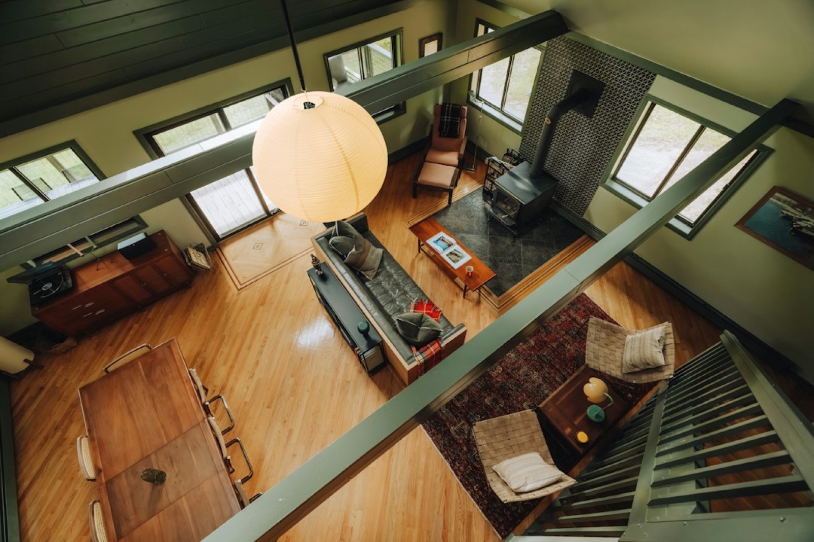 Suspension design vintage dans un salon lumineux