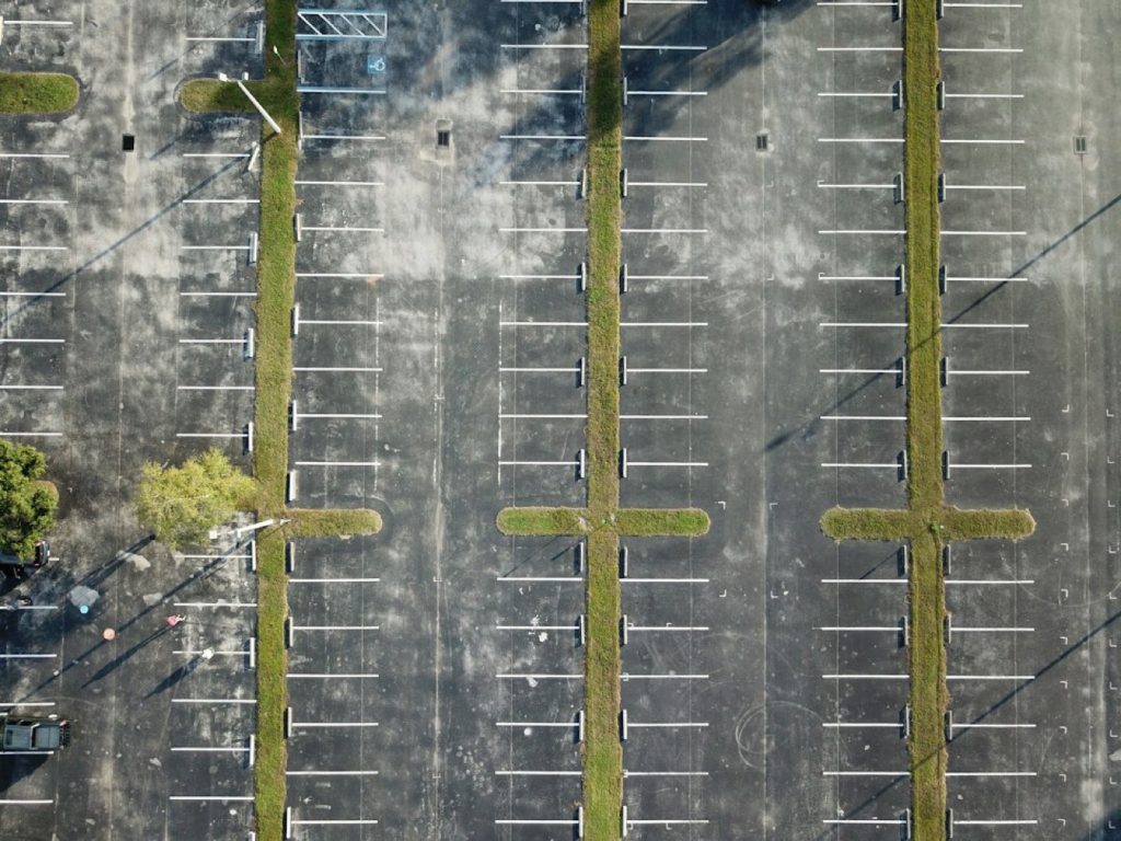 Loi APER : les parkings de plus de 10 000 m² hors délai depuis juillet